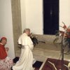 Ojciec Święty Jan Paweł II przy grobie m. Urszuli, Rzym 1986